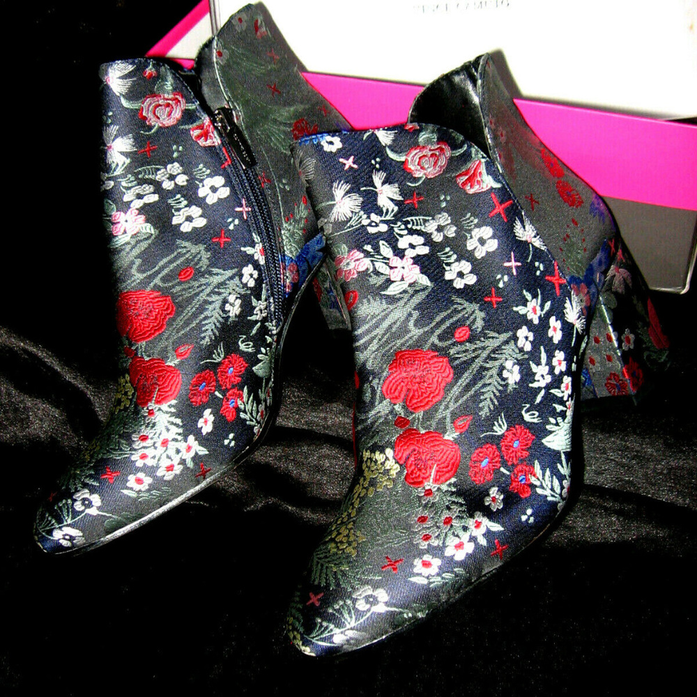 Sexy Festival Rock Star Vince Camuto NEW Wonderland Boots Kassie2